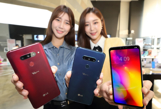 KT 모델들이 광화문 KT스퀘어에서 V40 ThinQ를 소개하고 있는 모습.  KT 제공